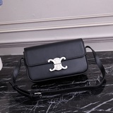 CELINE Triomphe Shoulder Bag 2023s – новейшая модель сумки Triomphe.