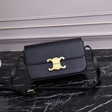 CELINE Triomphe Shoulder Bag 2023s – новейшая модель сумки Triomphe.
