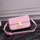 CELINE Triomphe Shoulder Bag 2023s – новейшая модель сумки Triomphe.