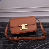 CELINE Triomphe Shoulder Bag 2023s – новейшая модель сумки Triomphe.