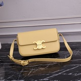 CELINE Triomphe Shoulder Bag 2023s – новейшая модель сумки Triomphe.