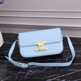 CELINE Triomphe Shoulder Bag 2023s – новейшая модель с триумфальной аркой.