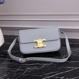 CELINE Triomphe Shoulder Bag 2023s – новейшая модель сумки Triomphe.