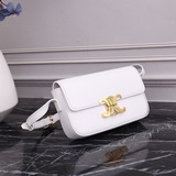 CELINE Triomphe Shoulder Bag 2023s – новейшая модель сумки Triomphe.