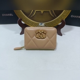 chanel, модель из фирменного магазина Chanel, кожаный кошелек на молнии из кожи 