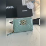 Новая модель кошелька Chanel с большим ромбовидным узором и маленькой молнией уж
