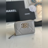Новая модель кошелька Chanel с большим ромбовидным узором и маленькой молнией уж