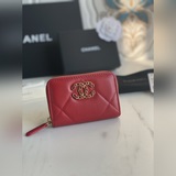 Новая модель кошелька Chanel с большим ромбовидным узором и маленькой молнией уж