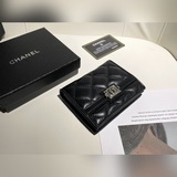 Бренд： Chanel 3605 Серебряная застежка Цвет： черный, розовый Размер： 11*9*3 Опис
