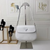 Новейшая популярная модель Prada. Изготовлена из импортной кожи с открытыми края