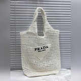 PRADA сумка-тоут из пальмового волокна. Эта сумка-тоут в мягком деконструктивист