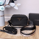 Классическая модель Prada в наличии. Эта сумка изготовлена из мягкой кожи и осна