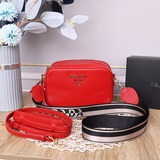 Классическая модель Prada в наличии. Эта сумка изготовлена из мягкой кожи и осна
