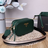Классическая модель Prada уже в наличии. Эта сумка изготовлена из мягкой кожи и 