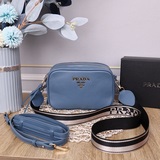 Классическая модель Prada в наличии. Эта сумка изготовлена из мягкой кожи и осна