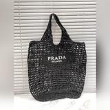 PRADA сумка-тоут из пальмового волокна. Эта сумка-тоут в мягком деконструктивист