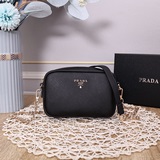 Поступила в продажу сумка для фотоаппарата Prada. Эта сумка через плечо с откидн