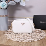 Поступила в продажу сумка для фотоаппарата Prada. Эта сумка через плечо с откидн