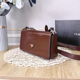 Новая модель Prada. Эта сумка с откидной крышкой и одним плечевым ремнем предста