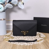 Новая коллекция Prada. Эта сумка через плечо с откидной крышкой изготовлена из к