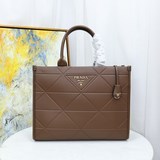 Новая сумка Prada 22 Tote. Эта серия будет основной моделью Prada на весь следую
