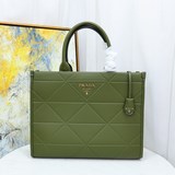 Новая сумка Prada 22 Tote из этой серии станет главной моделью Prada на весь сле