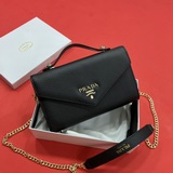 Новая модель Prada, синхронизированная с официальным магазином, сочетает в себе 