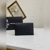 Новейшая модель мужского кошелька PRADA, представленная в официальном магазине, 