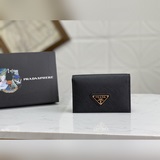 Новейшая модель мужского кошелька PRADA, представленная в официальном магазине, 