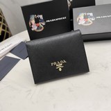 PRADA, подлинный товар в наличии： фирменный шкаф, фотографии реального товара. [
