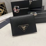 PRADA, подлинный товар в наличии： фирменный шкаф, фотографии реального товара. [