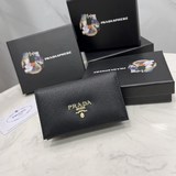 Новейшие модели популярных мужских кошельков PRADA, представленные в официальном