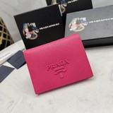 PRADA, подлинный товар в наличии： фирменный шкаф, фотографии реального товара. [