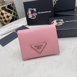 PRADA, подлинный товар в наличии： фирменный шкаф, фотографии реальных товаров. [