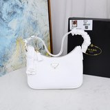 Новая сумка Prada под мышку 175 Новая сумка Prada из кожи под мышку, выполнена в