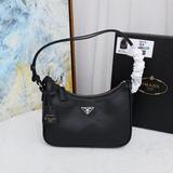Новая сумка Prada под мышку 175 Новая сумка Prada из кожи под мышку, выполнена в