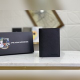Новейшая модель мужского паспортного чехла от Prada, представлена в официальном 