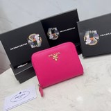 Новейшие модели популярных мужских кошельков PRADA, представленные в официальном