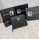 Новейшие модели популярных мужских кошельков PRADA, представленные в официальном