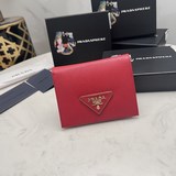 PRADA, подлинный товар в наличии： фирменный шкаф, фотографии реального товара. [
