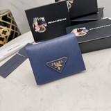 PRADA, подлинный товар в наличии： фирменный шкаф, фотографии реального товара. [