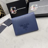PRADA, подлинный товар в наличии： фирменный шкаф, фотографии реального товара. [