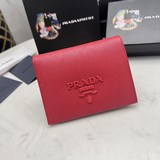 PRADA, подлинный товар в наличии： фирменный шкаф, фотографии реального товара. [