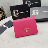 PRADA, подлинный товар в наличии： фирменный шкаф, фотографии реального товара. [