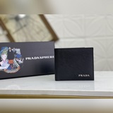Новейшая модель мужского кошелька PRADA, представленная в официальном магазине, 