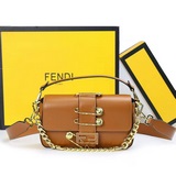Знаменитая сумка Baguette квадратной формы из коллекции Versace by Fendi. Гладка