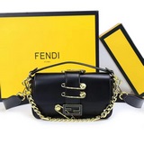 Знаменитая сумка Baguette квадратной формы из коллекции Versace by Fendi. Гладка