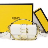 Знаменитая сумка Baguette квадратной формы из коллекции Versace by Fendi. Гладка