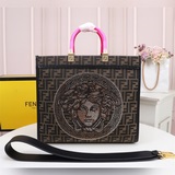 С точки зрения дизайна Донателлы Версаче, парус Fendi Sunshine представляет собо