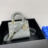 Четыре отделения, лакированная кожа, индивидуальный дизайн Lady Dior. Сумка с кл